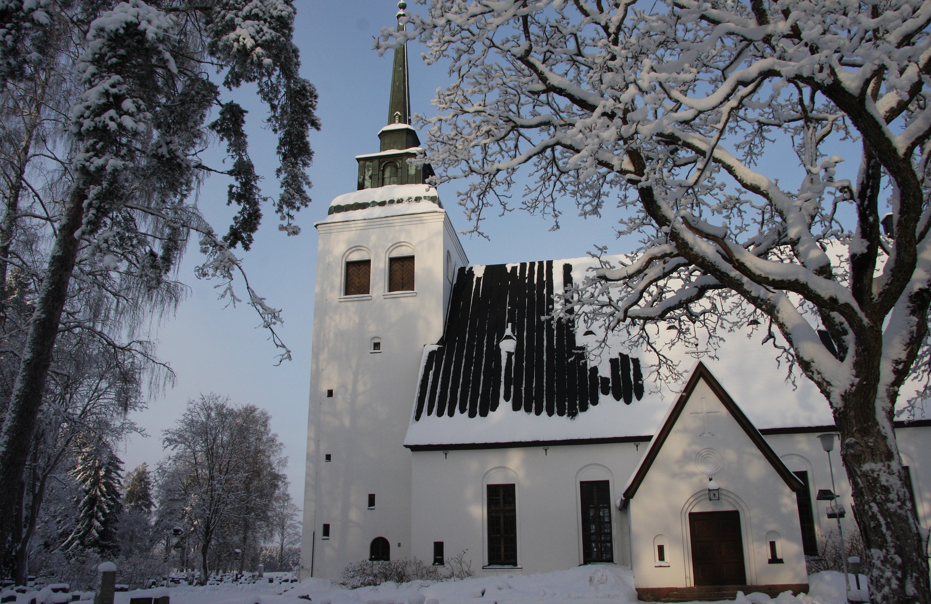 Valkealan kirkko talvella.