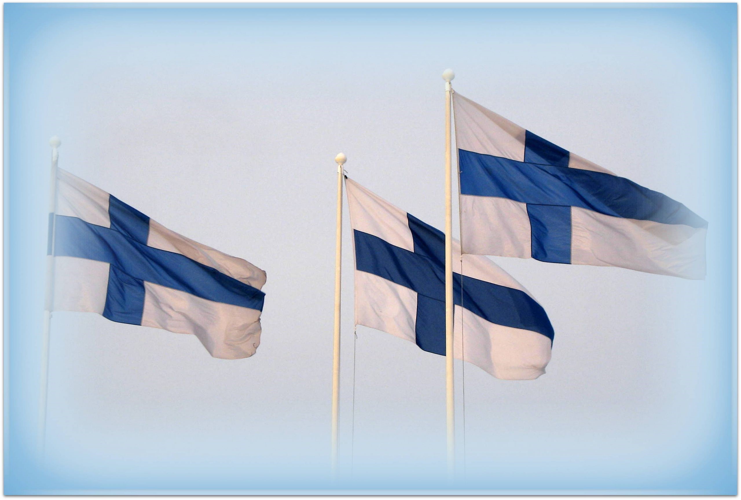 Suomen liput liehuvat kolmessa lipputangossa.