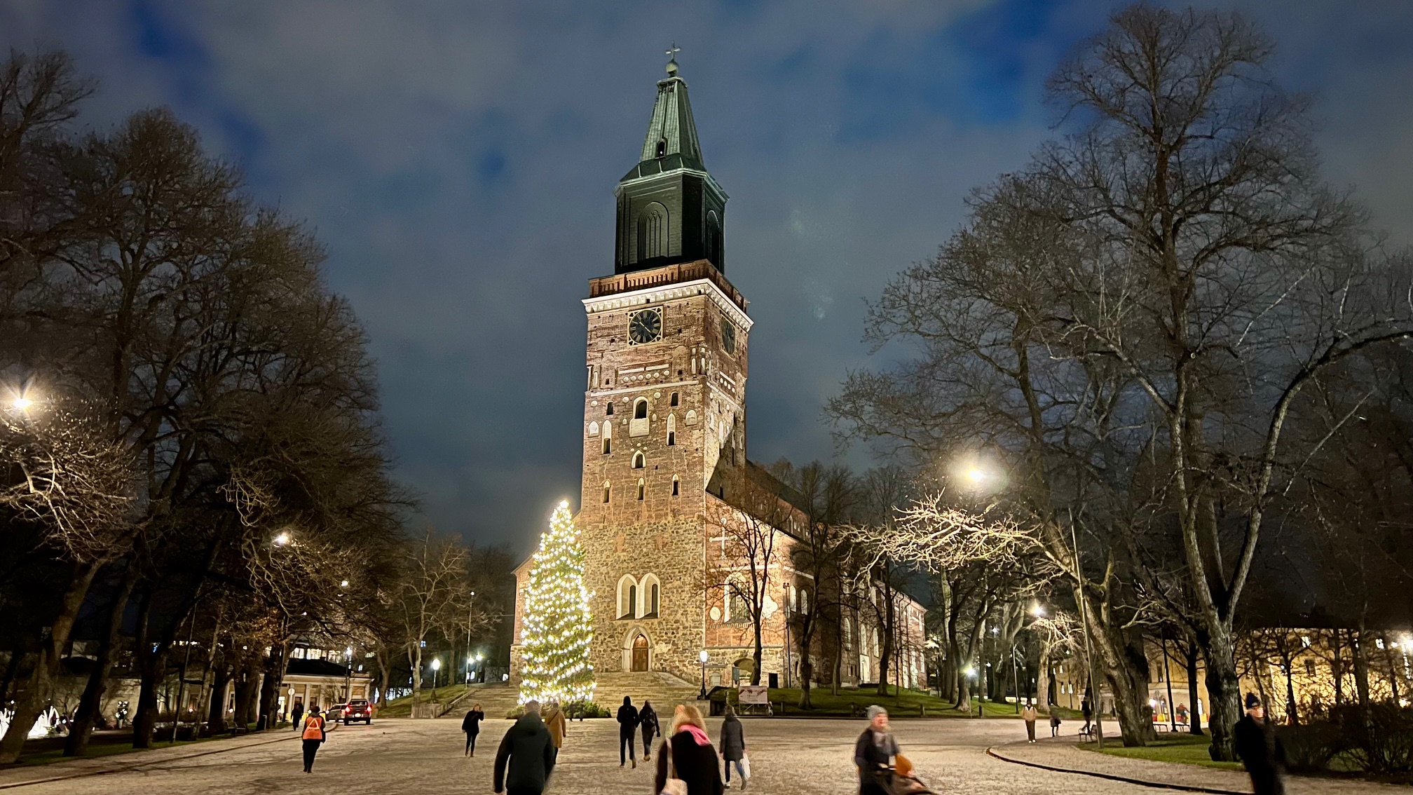 Turun tuomiokirkko illalla joulunajan valaistuksessa.