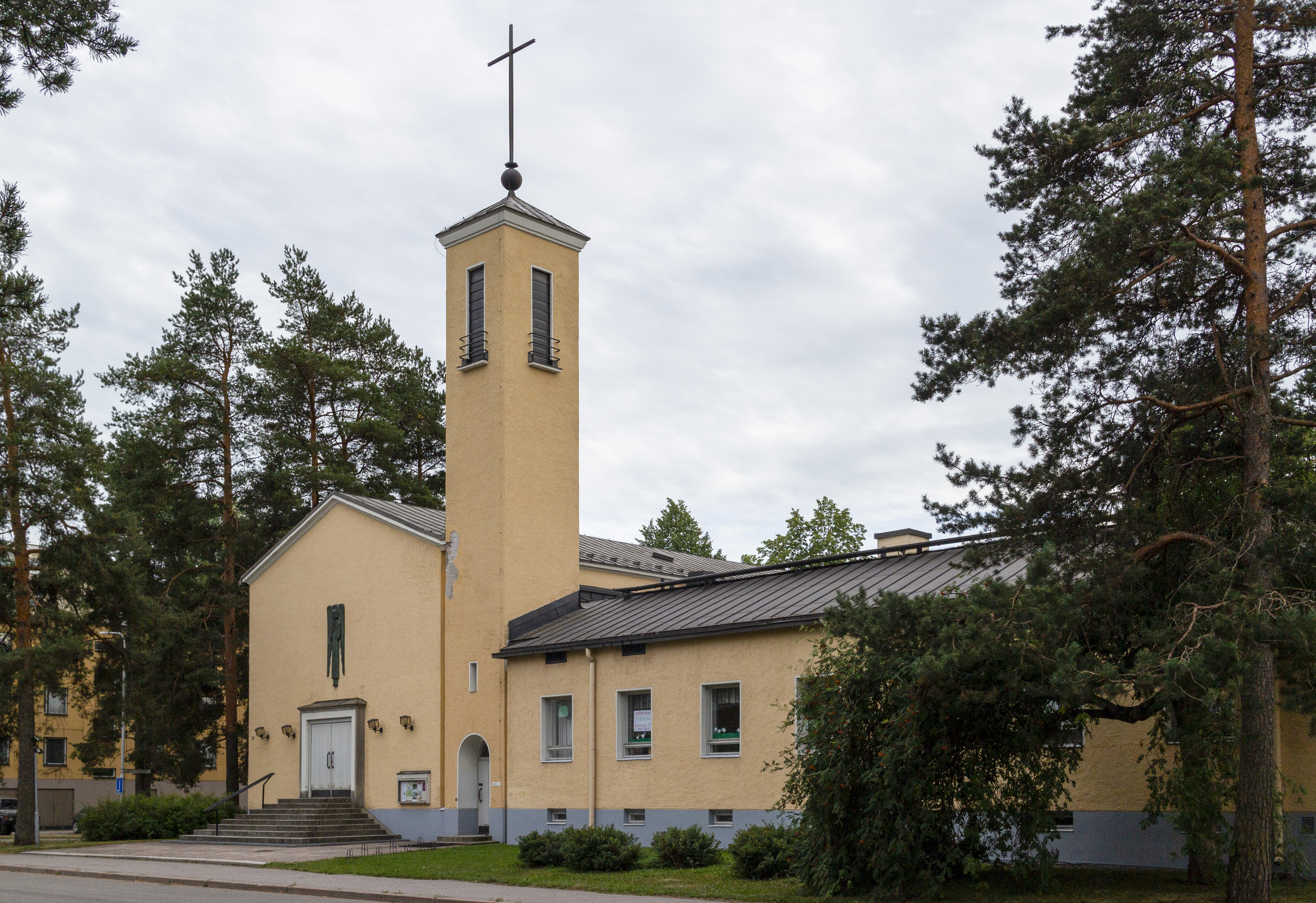 Käpylän kirkko kesällä.