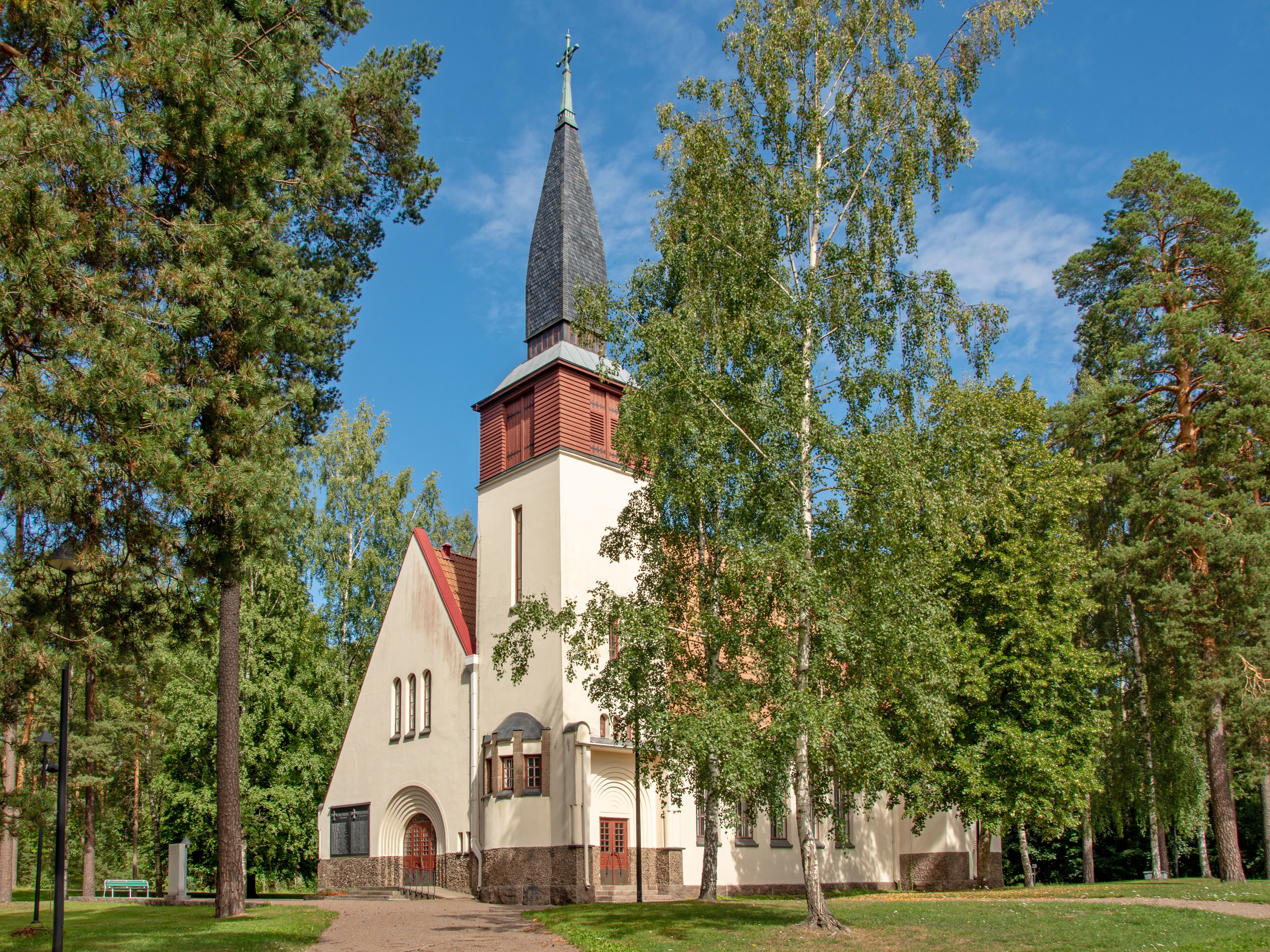 Inkeroisten kirkko aurinkoisena päivänä.