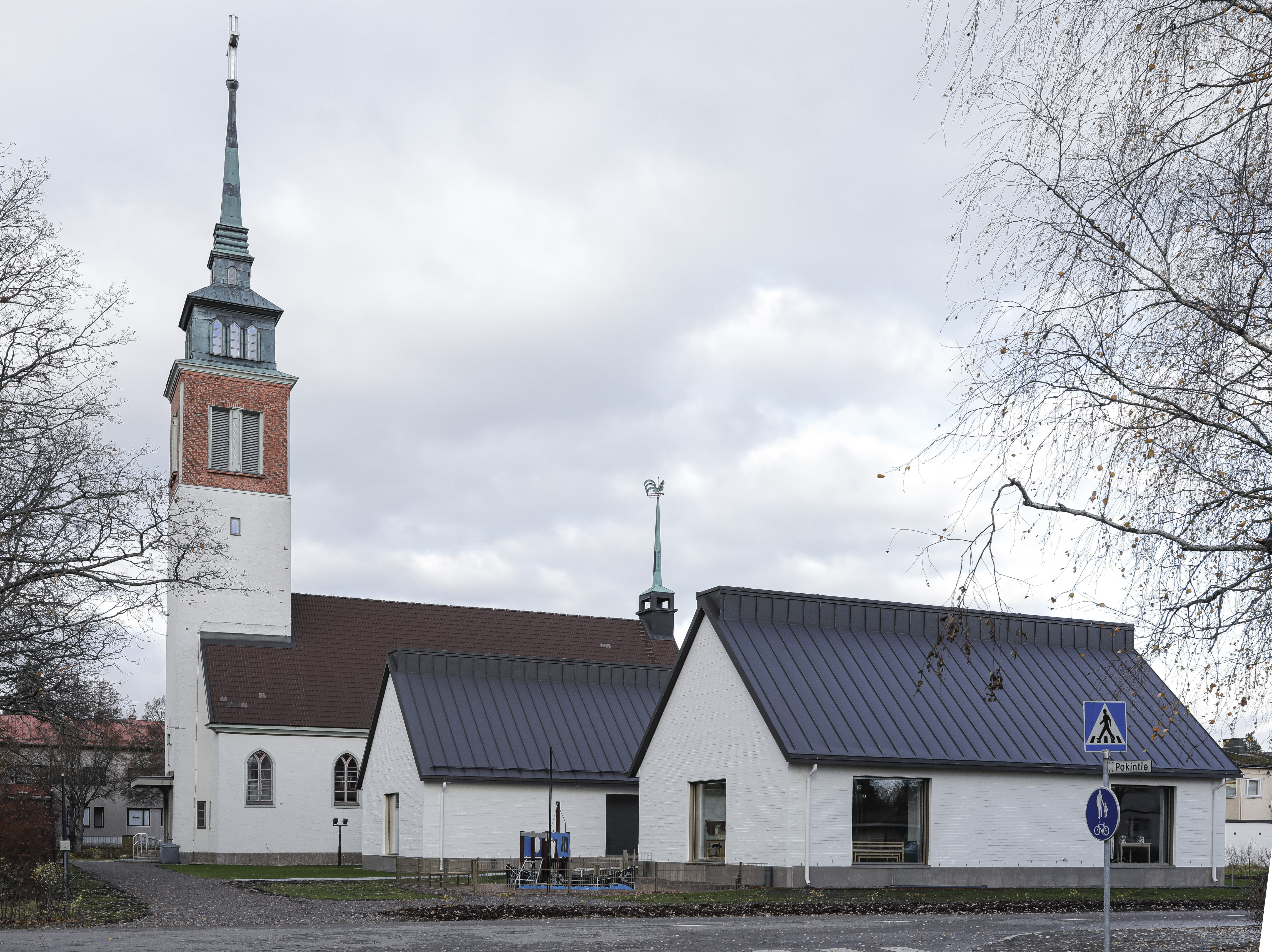 Triadi kuvassa etualalla ja Myllykosken kirkko takana.